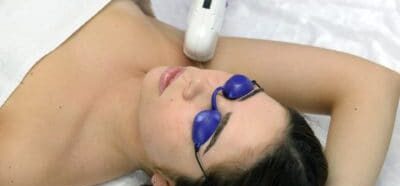 Eine Frau lässt sich im Gesicht einer Laserbehandlung unterziehen.